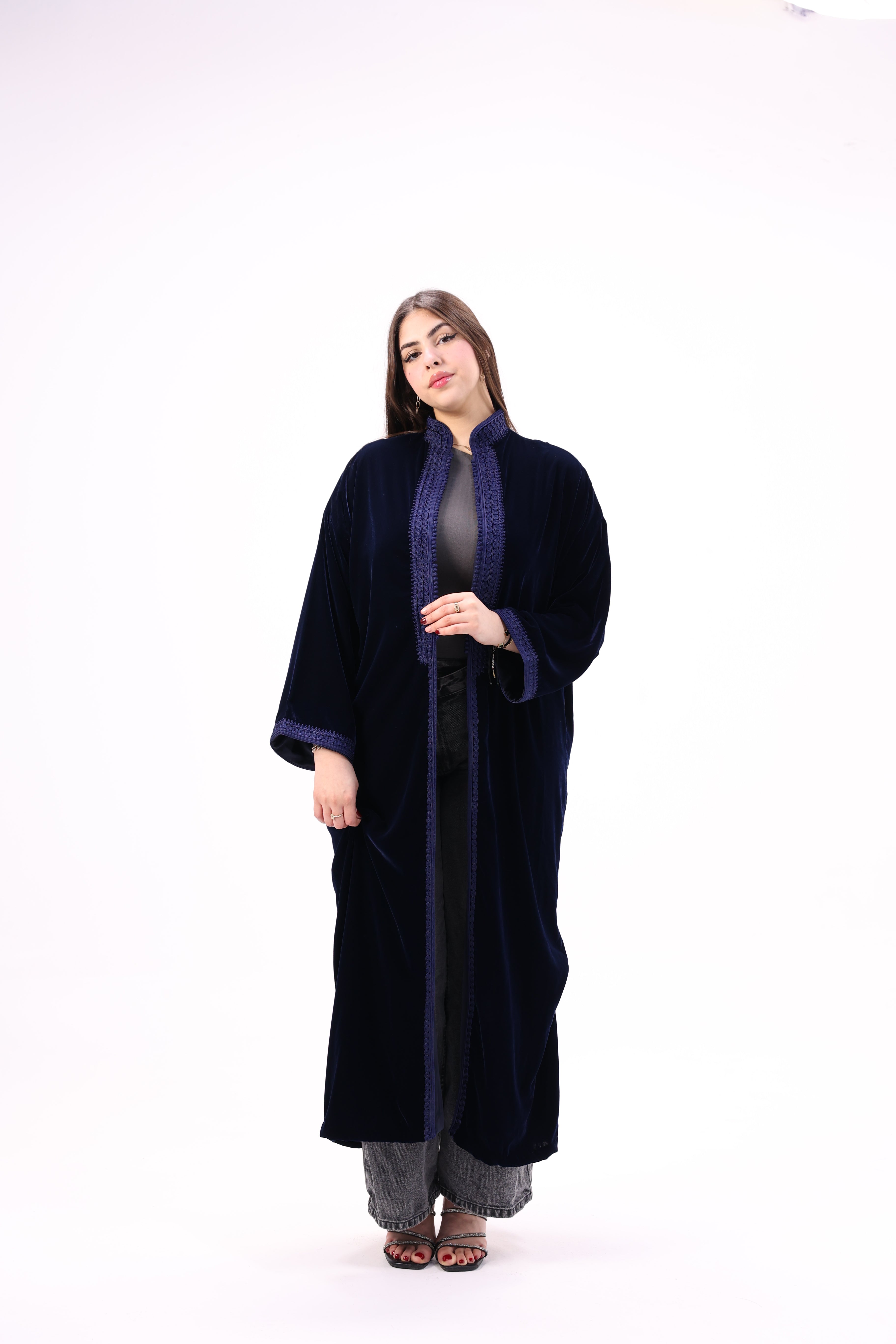 Kimono Marocain en Velours Doublé Satin – Broderie Artisanale Façon Maalem 2026 - Maraya