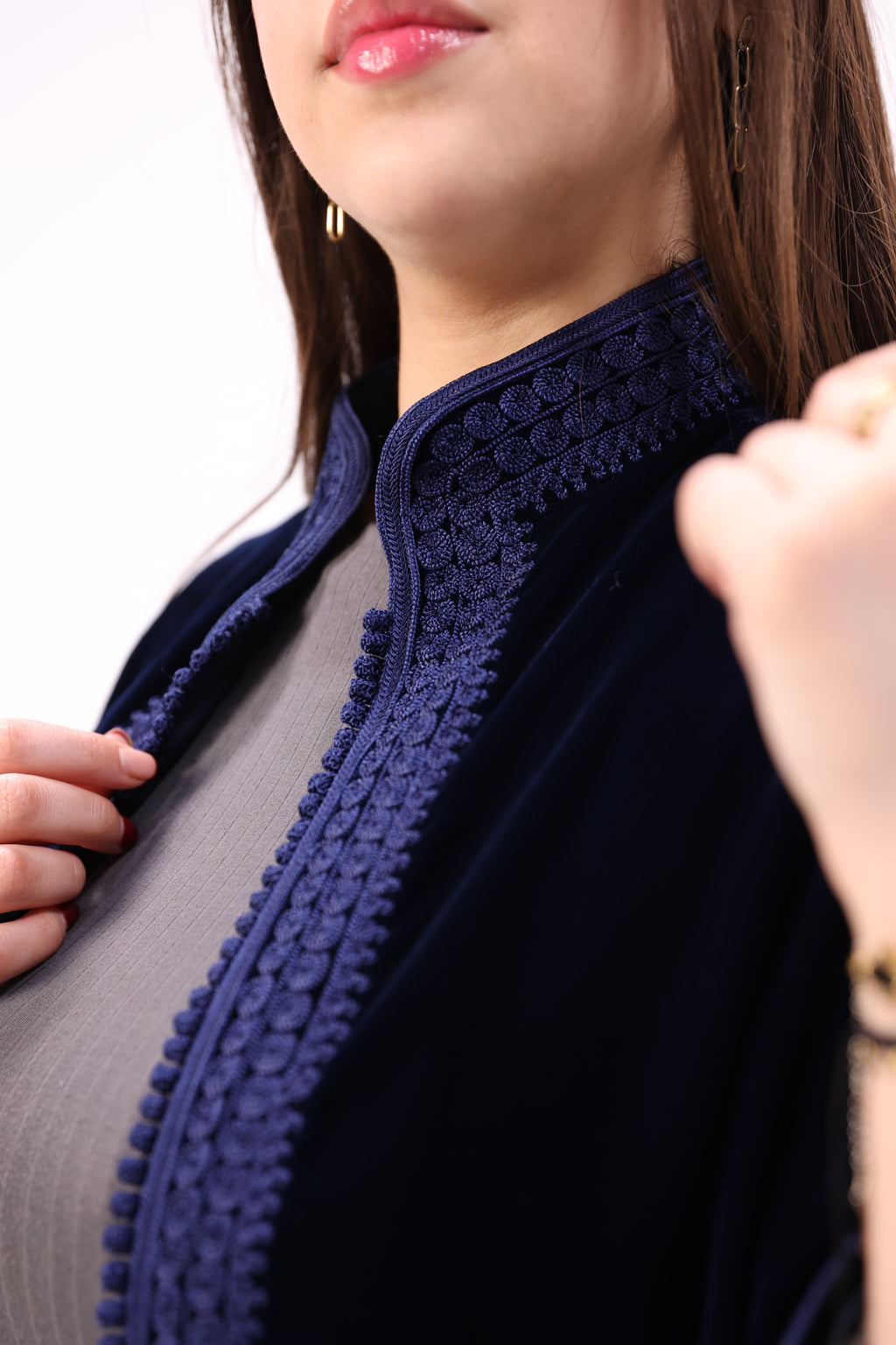 Kimono Marocain en Velours Doublé Satin – Broderie Artisanale Façon Maalem 2026 - Maraya