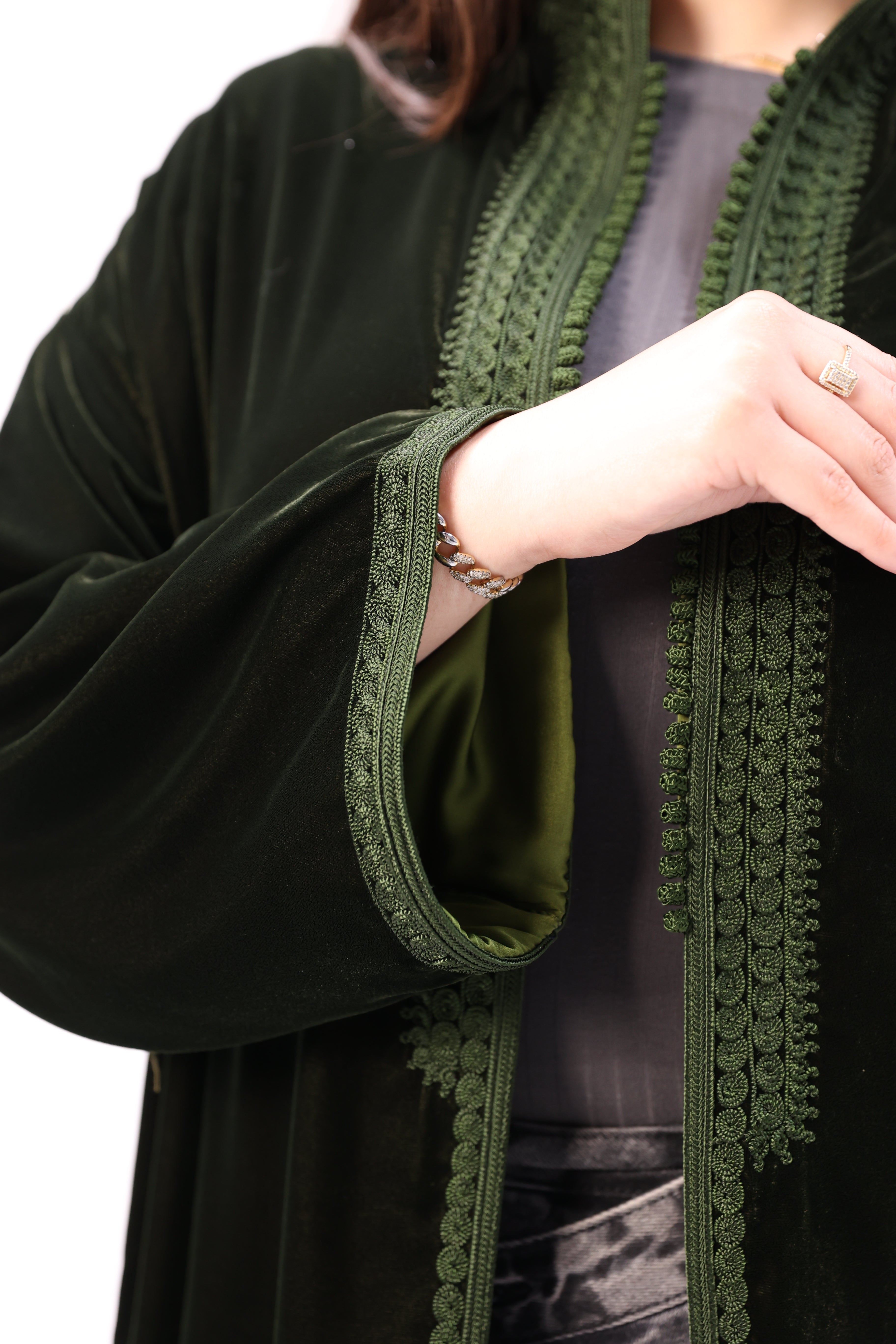 Kimono Marocain en Velours Doublé Satin – Broderie Artisanale Façon Maalem 2026 - Maraya