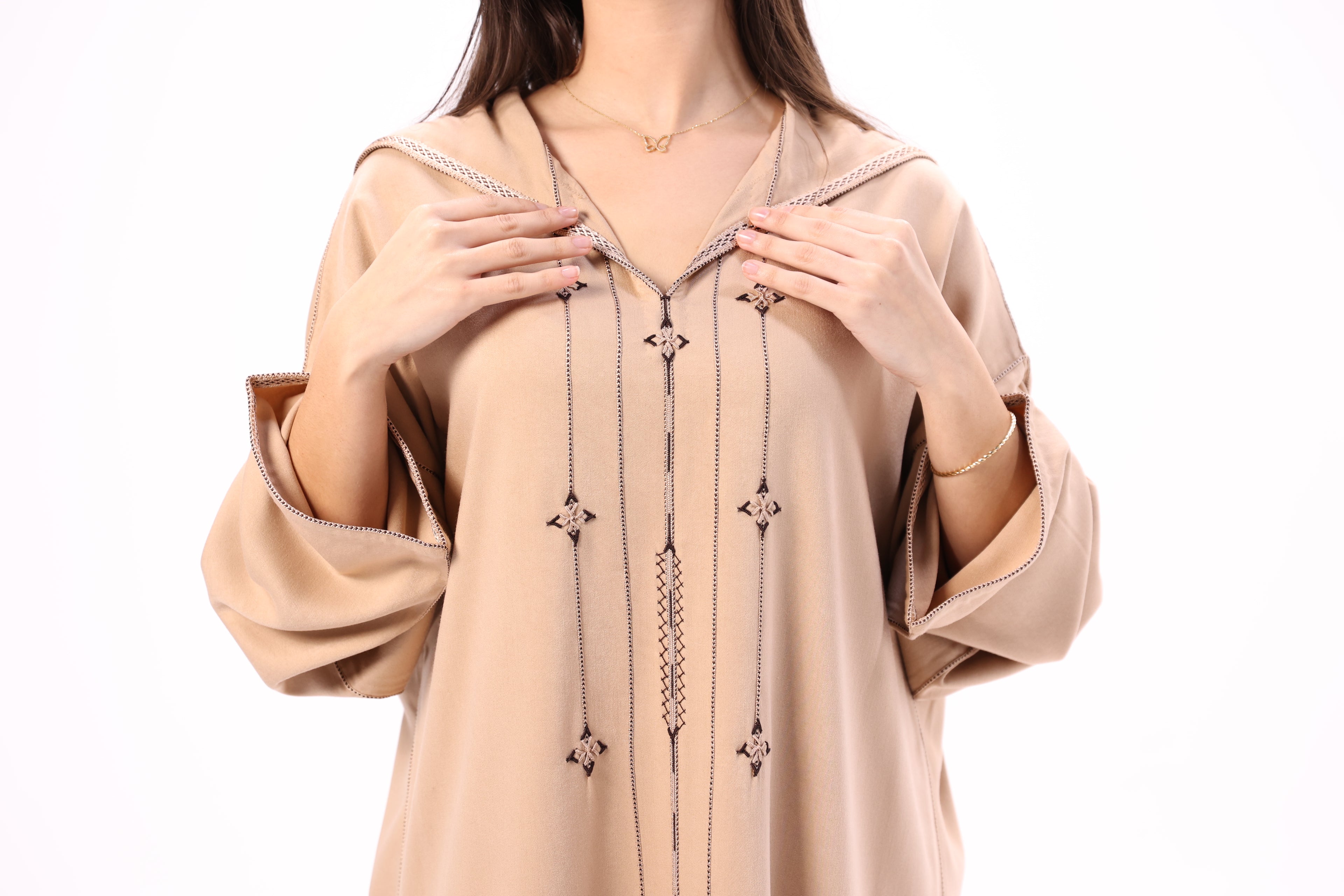 Jellaba Marocaine en Tissu Mlifa – Broderie Berchmane 100% Fait Main - Maraya 2026 - Maraya